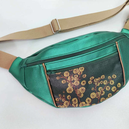 Sac banane Amaya en cuir vert avec motif floral, poche zippée et bandoulière ajustable, tendance et pratique.