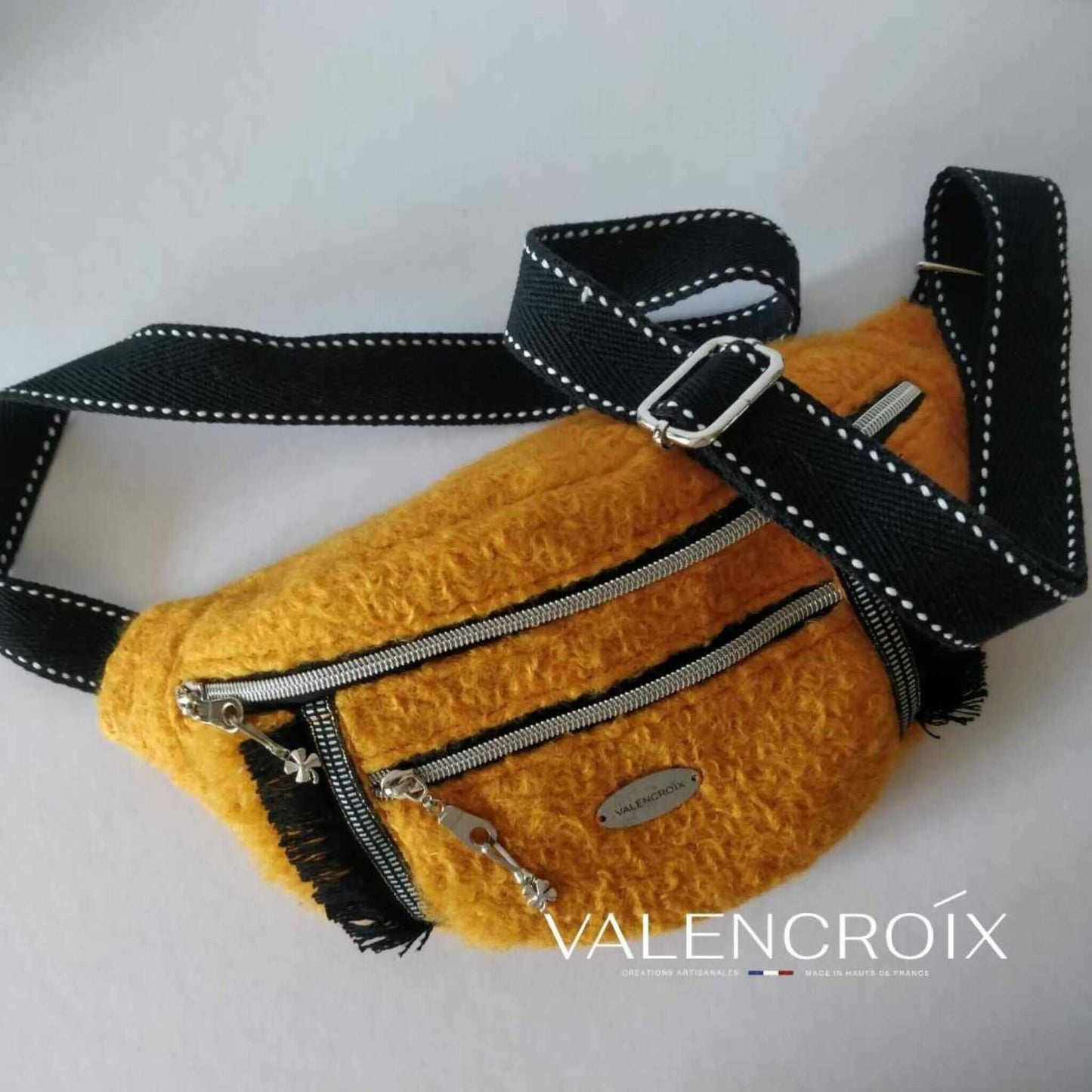 Sac banane Amaya en tissu jaune avec poches zippées et bandoulière ajustable, parfait pour vos essentiels.