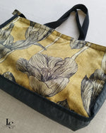 Sac cabas MARGARET en coton jaune moutarde à motifs floraux noirs, doublure grise, anse noire