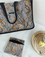 Patron PDF Sac cabas Margaret, vue styling avec accessoires assortis en coton imprimé géométrique noir et ocre