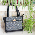 Sac cabas et sac à main, 4 tailles – Cumin avec motif géométrique, patron de couture pdf à télécharger, posé près de plantes vertes.