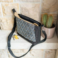 Sac cabas et sac à main, 4 tailles – Cumin avec patron de couture pdf à télécharger, design élégant sur étagère en pierre avec cactus.