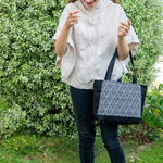 Sac cabas et sac à main, 4 tailles – Cumin avec design moderne, patron de couture pdf à télécharger, femme portant sac en plein air.