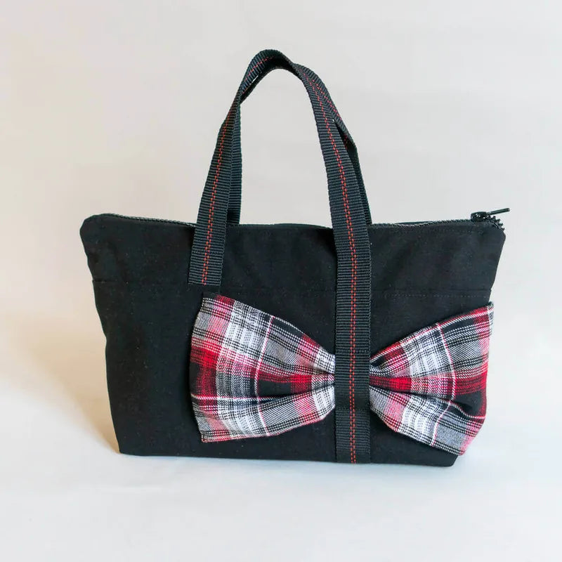 Sac cabas, trousse avec nœud, 3 formats – Groseille, patron de couture pdf à télécharger, sac noir avec nœud à motif écossais.