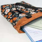Sac cabas zippé, 3 formats – Fraise, avec motif floral, en tissu noir et orange, patron de couture pdf à télécharger