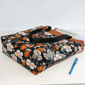 Sac cabas zippé, 3 formats – Fraise avec motif floral, patron de couture pdf à télécharger, posé sur une table avec des documents et un stylo.