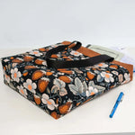 Sac cabas zippé, 3 formats – Fraise avec motif floral, patron de couture pdf à télécharger, posé sur une table avec des documents et un stylo.