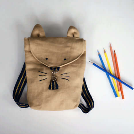 Sac à dos Pompon en tissu beige avec oreilles, patron de couture pdf à télécharger, idéal pour enfants, personnalisable en animal.