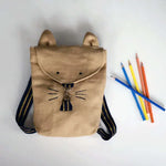 Sac à dos Pompon en tissu beige avec oreilles, patron de couture pdf à télécharger, idéal pour enfants, personnalisable en animal.