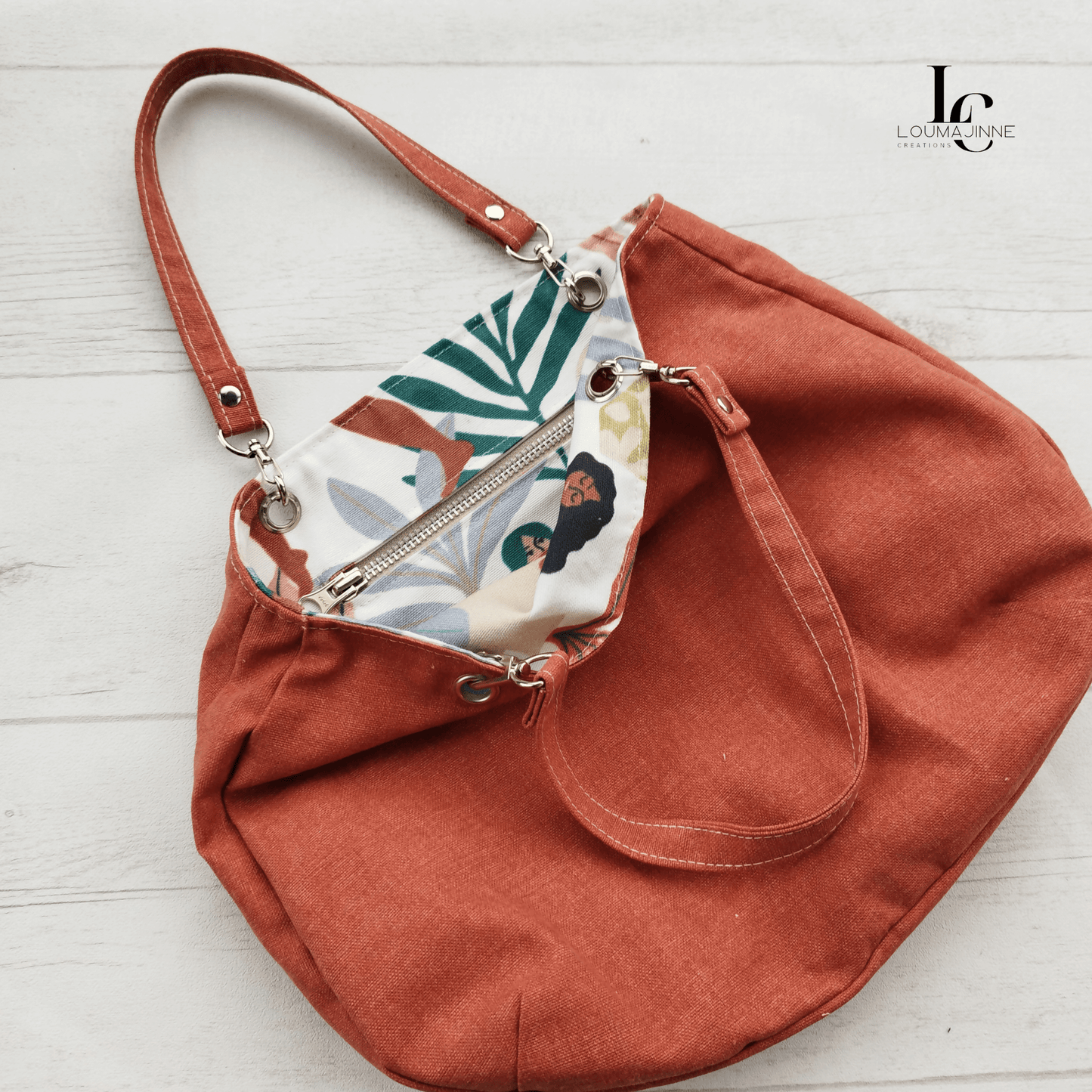 Sac réversible "Valérie" avec patron de couture pdf à télécharger, sac en tissu orange avec poche zippée, style élégant et pratique.