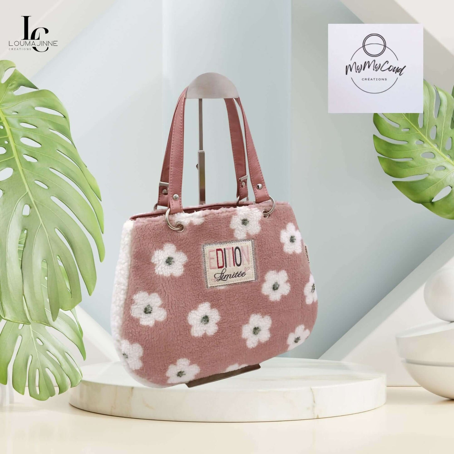 Sac réversible "Valérie" en laine rose à motifs floraux, patron de couture pdf à télécharger, mis en scène sur fond moderne.