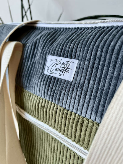 Sacoche d'ordinateur personnalisable avec zip blanc, tissu côtelé gris et vert, patron de couture pdf à télécharger inclus.