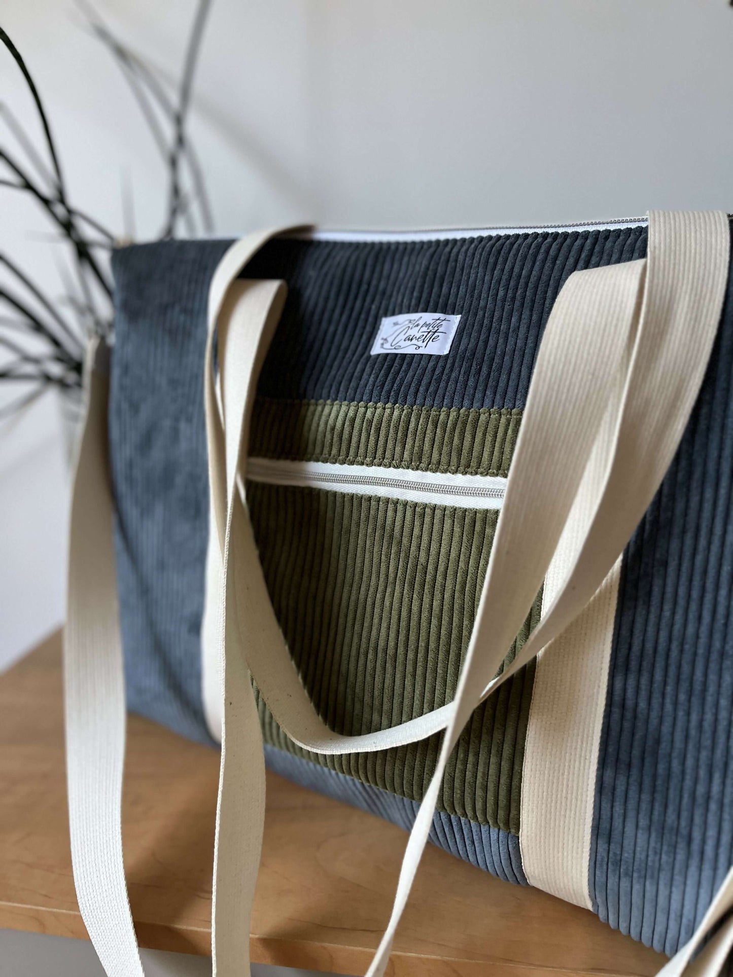 Sacoche d'ordinateur personnalisable faite main avec patron de couture pdf à télécharger, montrée sur une table en bois élégante.