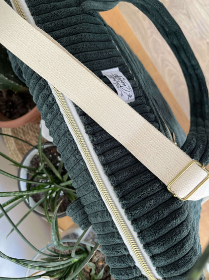 Sacoche d'ordinateur personnalisable, tissu épais, fermeture éclair dorée, bandoulière, patron de couture PDF à télécharger.