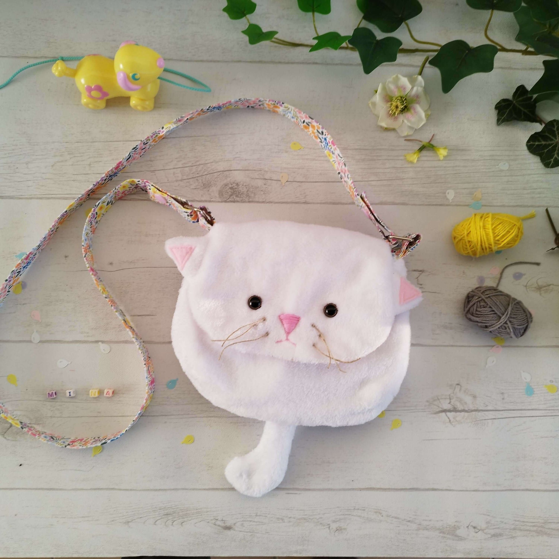 Sacs Lya & Mushi, adorables sacs Chat et Chien, patron de couture pdf à télécharger, sac en forme de chat sur une table en bois