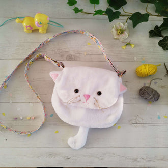 Sacs Lya & Mushi, adorables sacs Chat et Chien, patron de couture pdf à télécharger, sac en forme de chat sur une table en bois