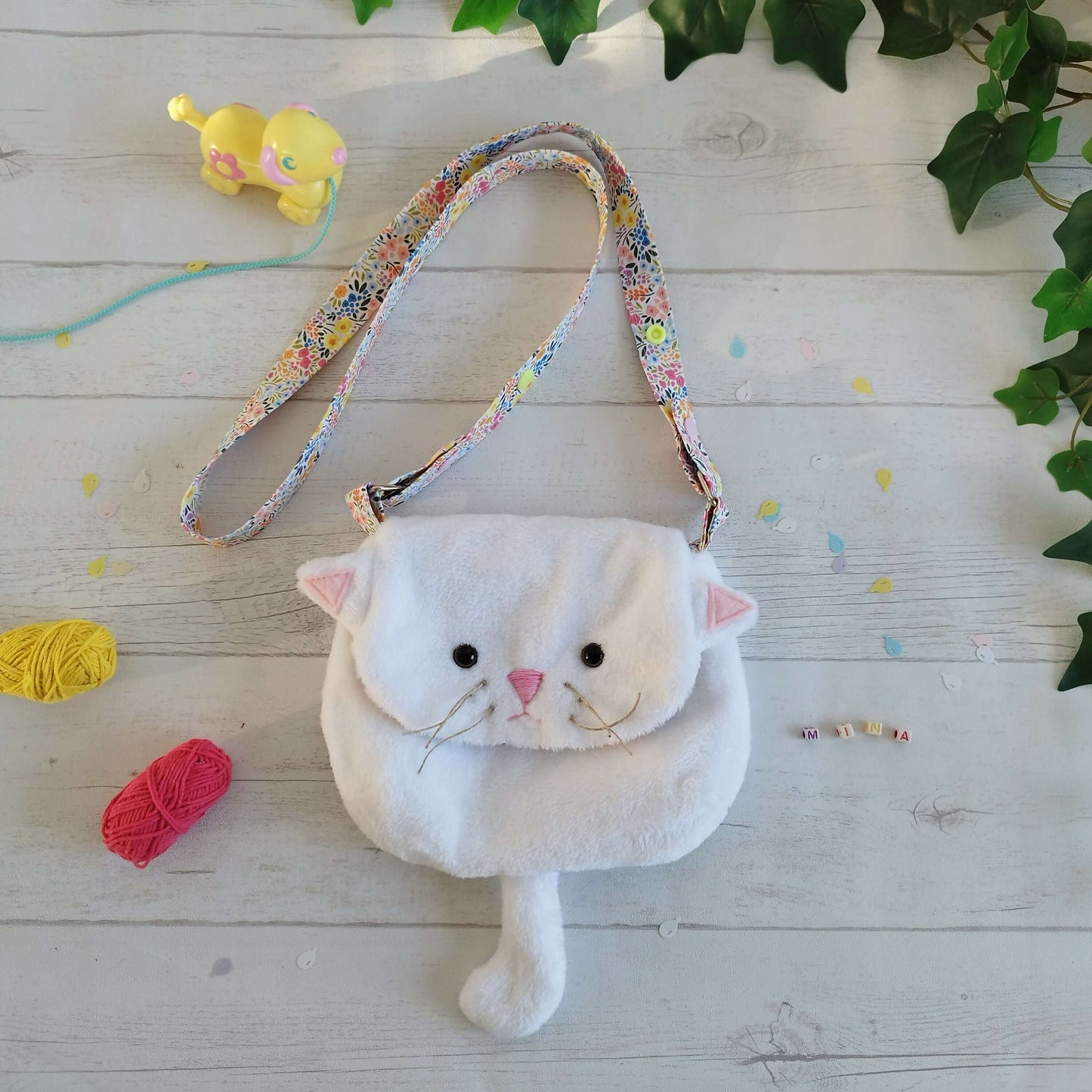 Sacs Lya & Mushi, adorables sacs Chat et Chien - patron de couture pdf à télécharger, sac chat mignon en tissu minky blanc avec sangle réglable.