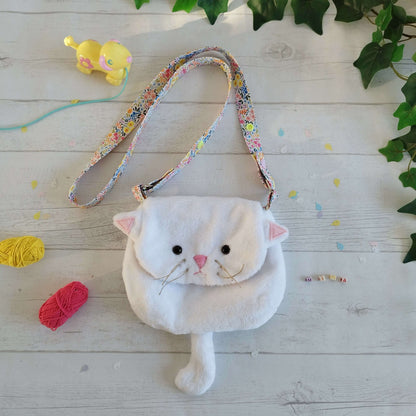 Sacs Lya & Mushi, adorables sacs Chat et Chien - patron de couture pdf à télécharger, sac chat mignon en tissu minky blanc avec sangle réglable.