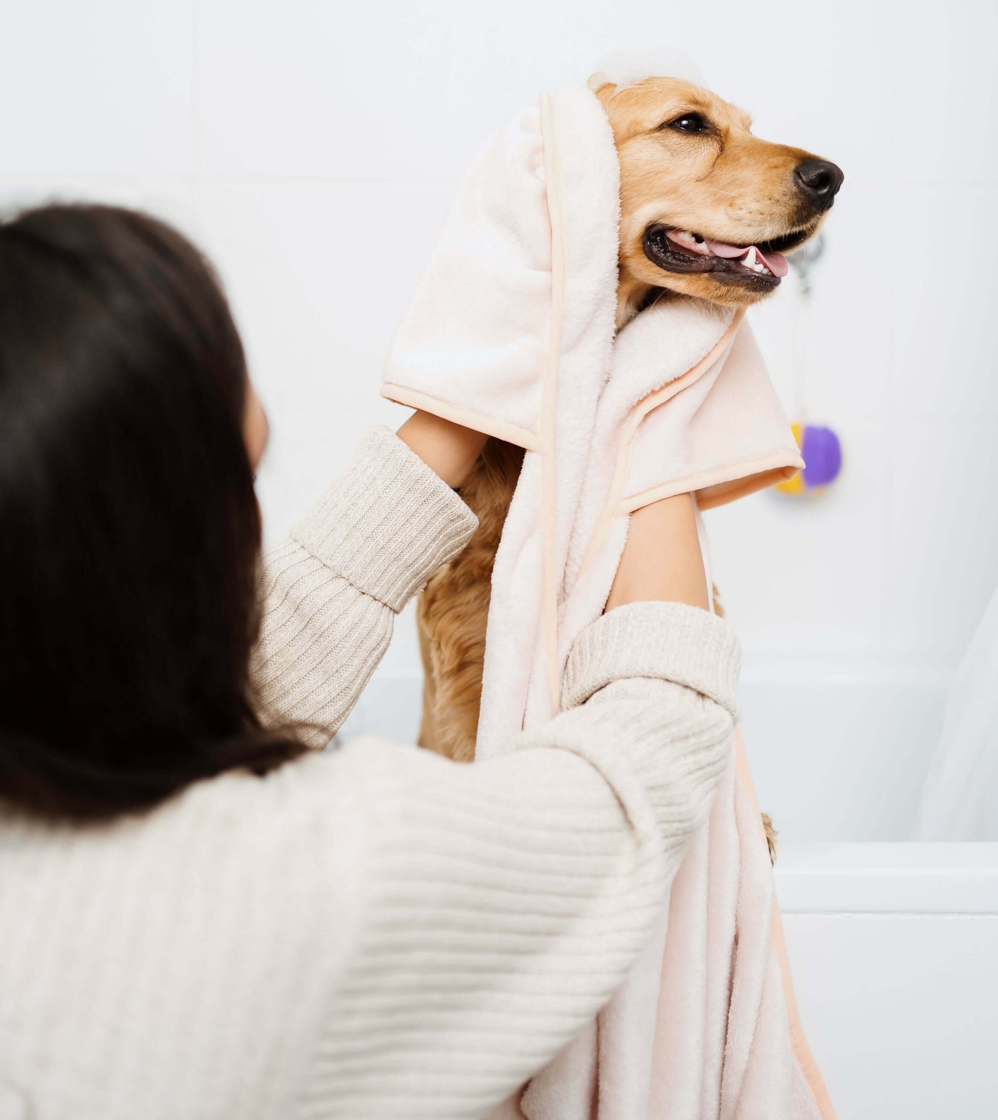 Personne séchant un chien avec une serviette, idéal pour "Serviette pour chien/chat - S/XL - LOPE" et patron de couture PDF à télécharger.