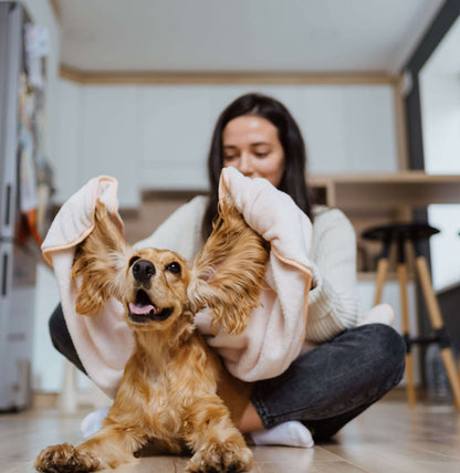 Femme séchant un chien avec une serviette, patron de couture pdf à télécharger - Serviette pour chien/chat - S/XL - LOPE