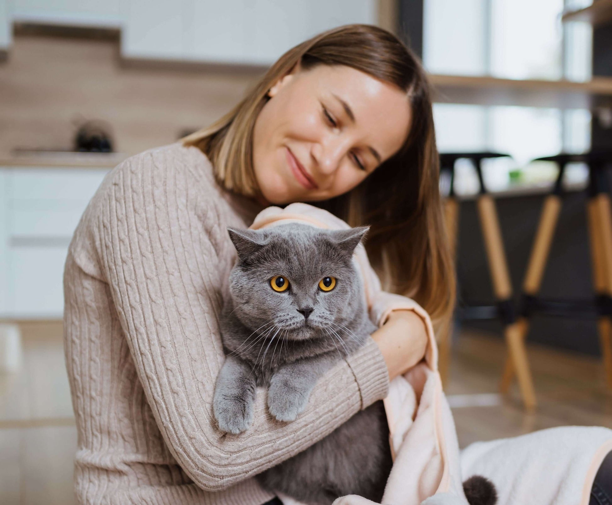 Femme tenant un chat enveloppé dans une serviette pour chien/chat - S/XL - LOPE, patron de couture pdf à télécharger.