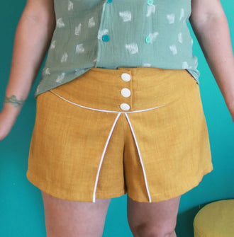 Short Attis - T36 à 50 en lin jaune avec passepoil blanc, patron de couture pdf à télécharger, style portefeuille avec boutons décoratifs.