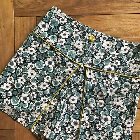 Short Attis - T36 à 50 avec motif floral et ceinture large, patron de couture pdf à télécharger pour un look estival élégant.