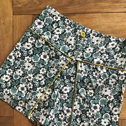 Short Attis - T36 à 50 avec motif floral et ceinture large, patron de couture pdf à télécharger pour un look estival élégant.