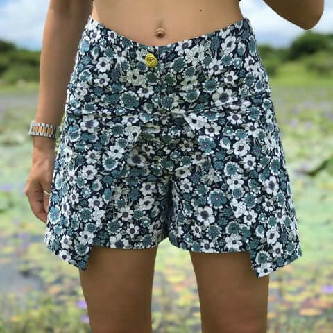 Short Attis - T36 à 50, patron de couture PDF à télécharger, short fleuri en portefeuille avec ceinture large et boutonnière.