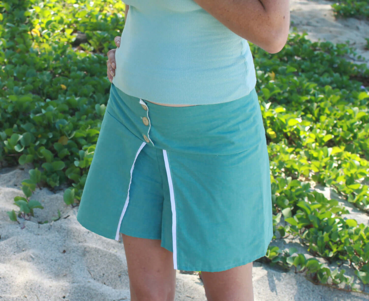 Short Attis - T36 à 50 avec ceinture large, boutonnière et passepoilé, patron de couture PDF à télécharger, idéal pour la plage.