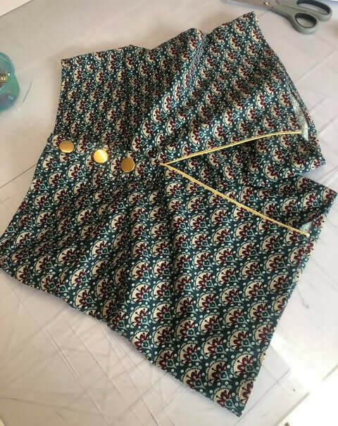 Short Attis - T36 à 50 avec motif, patron de couture pdf à télécharger, ceinture large et boutonnière, pour un look plage ou dîner.