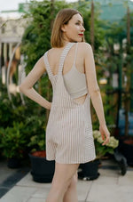 Femme portant Short Combinaison - XXS/XL - FRAGILE, patron de couture pdf à télécharger, vue arrière.