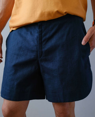 Short Homme - XXS/XL - BERNARD en lin bleu foncé, patron de couture pdf à télécharger, idéal pour l'été et tenues décontractées.