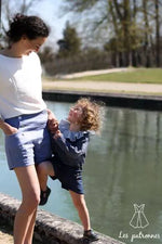 Mère et fille portant le Short Titouan - femme et enfant au bord de l'eau, patron de couture pdf à télécharger, parfait pour l'été.