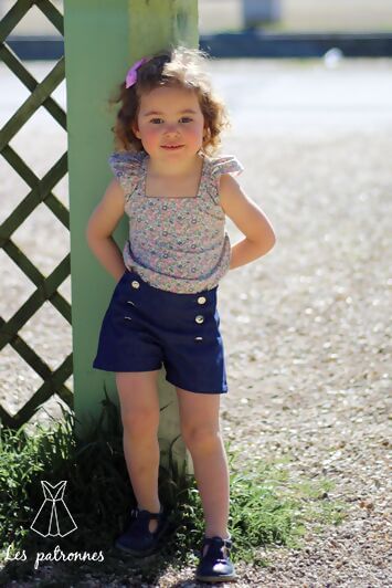 Enfant portant le Short Titouan - femme et enfant, patron de couture PDF à télécharger pour un look mère fille assorti.