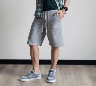 Short homme XS - XXL - WEEKEND, patron de couture PDF à télécharger. Modèle gris pour couture intermédiaire.