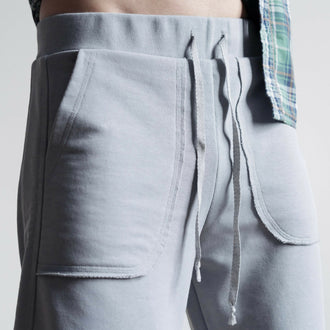 Short homme XS - XXL - WEEKEND en tissu gris, patron de couture pdf à télécharger, niveau intermédiaire, tailles incluses XS à XXL.