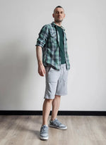 Homme portant un Short homme XS - XXL - WEEKEND, patron de couture pdf à télécharger, niveau intermédiaire, tailles XS à XXL.