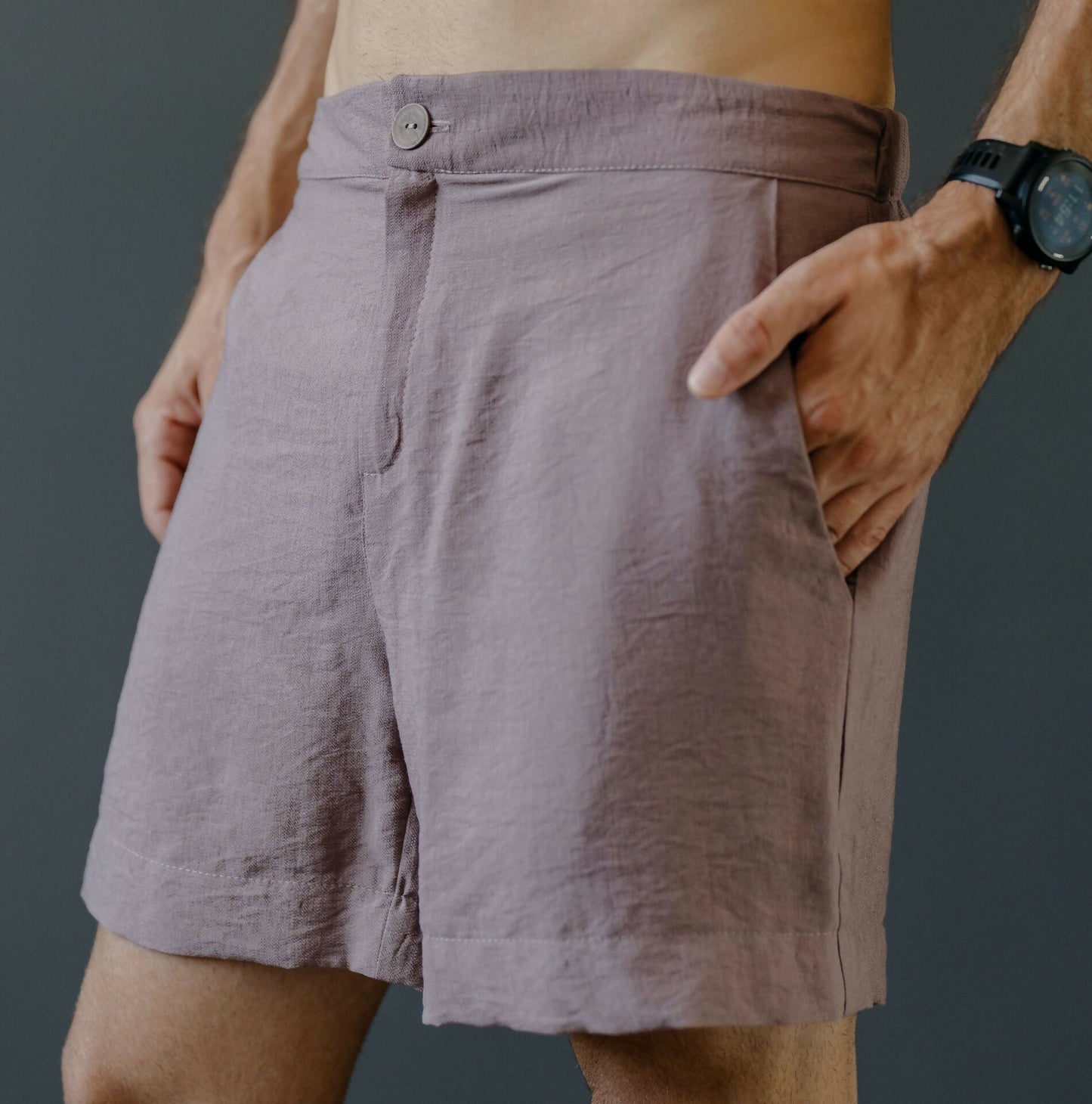 Short homme - XS/XXL - BREATH, patron de couture PDF à télécharger, short en tissu, niveau intermédiaire, couturier portant le short.