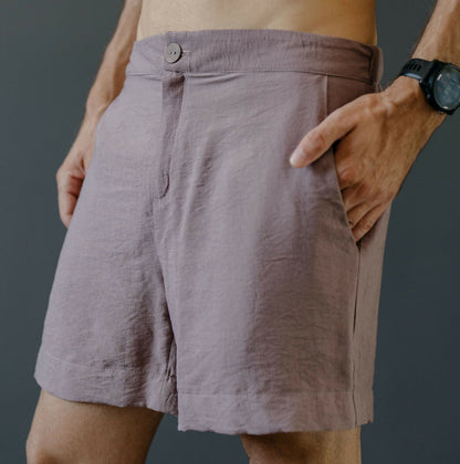 Short homme - XS/XXL - BREATH, patron de couture PDF à télécharger, short en tissu, niveau intermédiaire, couturier portant le short.