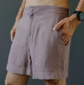 Short homme - XS/XXL - BREATH, patron de couture PDF à télécharger, short en tissu, niveau intermédiaire, couturier portant le short.