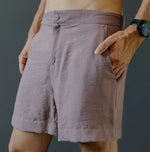 Short homme - XS/XXL - BREATH, patron de couture PDF à télécharger, short en tissu, niveau intermédiaire, couturier portant le short.