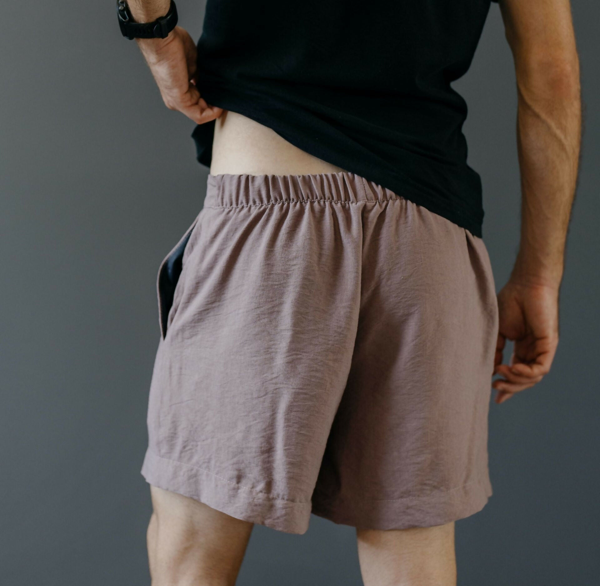 Short homme - XS/XXL - BREATH, patron de couture pdf à télécharger, vue arrière d'un homme portant un short coloré.