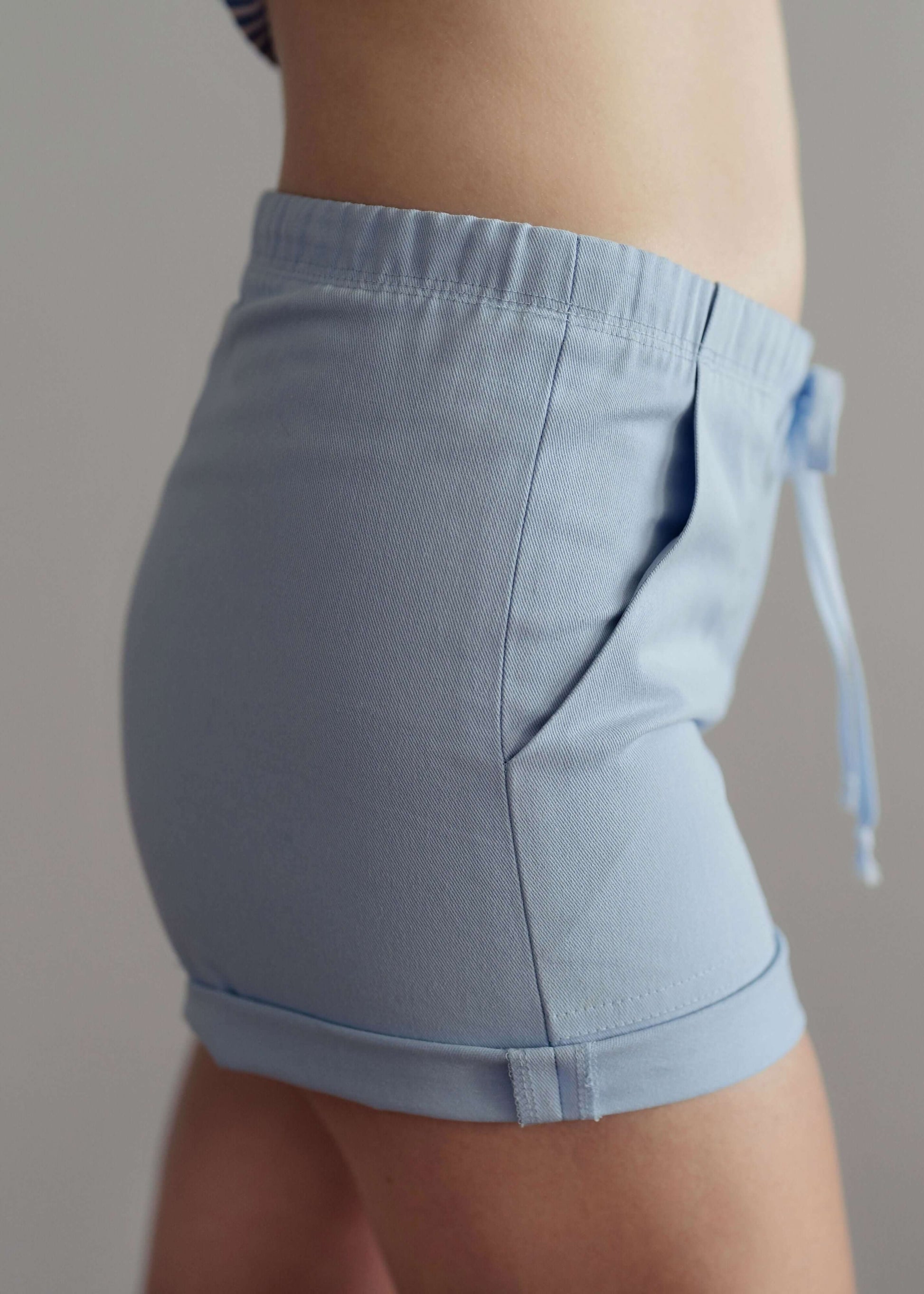 Shorts - S/XL - MELODY en bleu, patron de couture pdf à télécharger, vue latérale du produit.