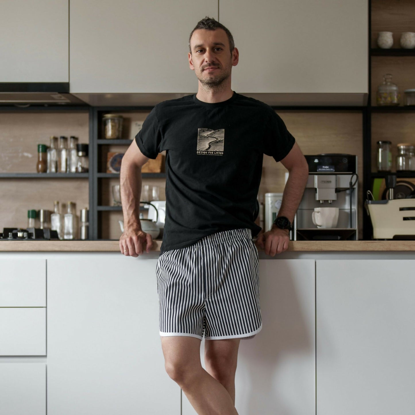 Homme portant un sous-vêtement à base - XXS/XL - MR PERFECTO, patron de couture PDF à télécharger, dans une cuisine moderne.