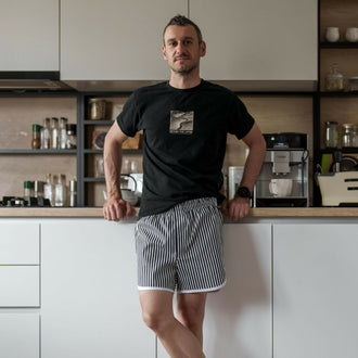 Homme portant un sous-vêtement à base - XXS/XL - MR PERFECTO, patron de couture PDF à télécharger, dans une cuisine moderne.