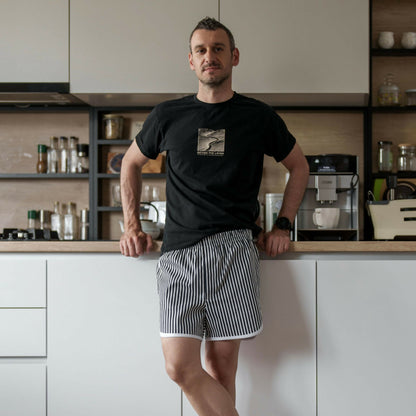 Homme portant un sous-vêtement à base - XXS/XL - MR PERFECTO, patron de couture PDF à télécharger, dans une cuisine moderne.