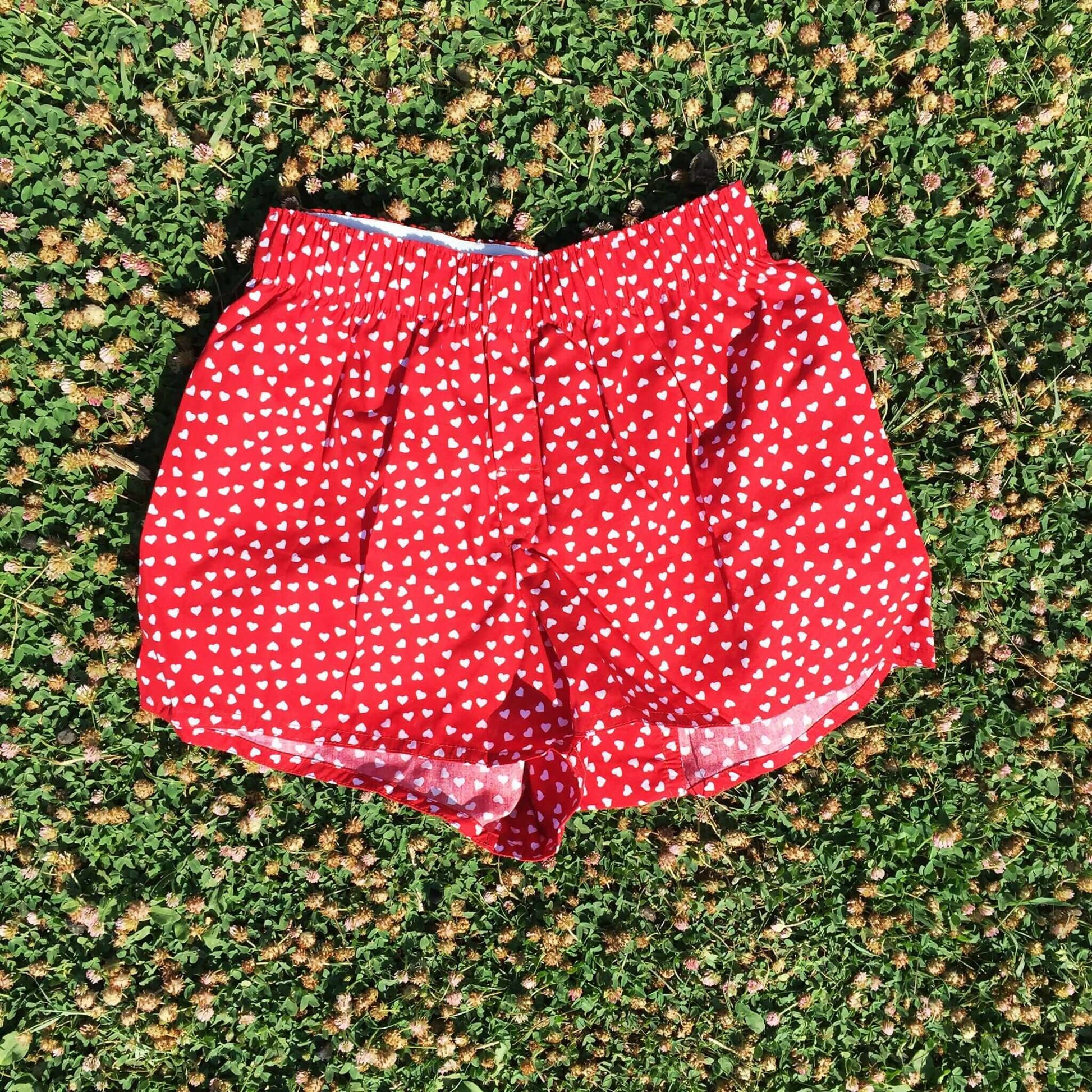 Short rouge à motifs cœurs sur herbe verte, patron de couture pdf à télécharger, Sous-vêtement de base - XS/M - HOME LOVER