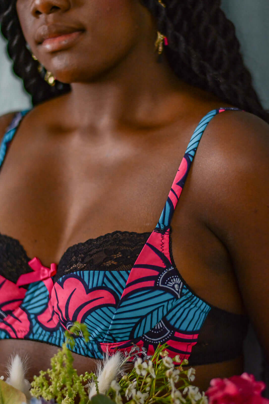 Soutien-gorge Cosmo sans armatures, motif coloré, conçu pour un maintien optimal, idéal pour les patrons de couture PDF.