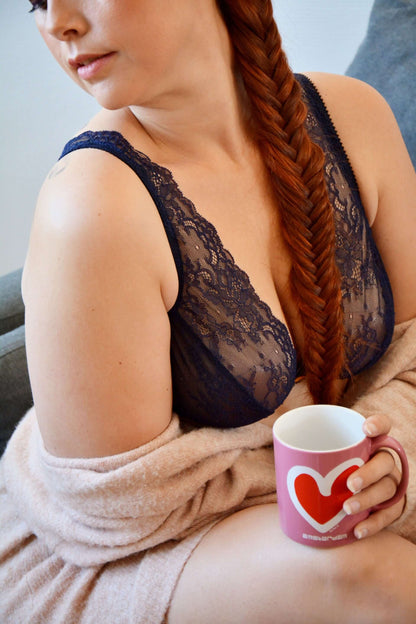 Femme portant le Soutien-gorge Smoothie en dentelle avec une tasse, modèle patron de couture pdf à télécharger.